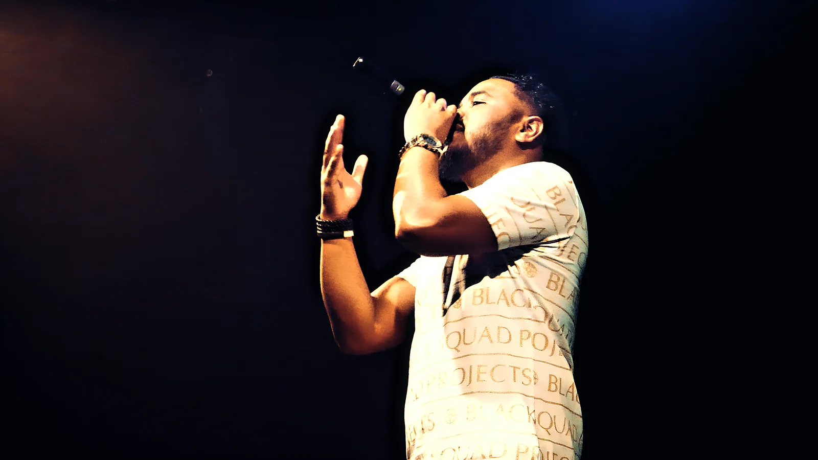 Rappeur en concert au Gueulard, image extraite d'une captation live