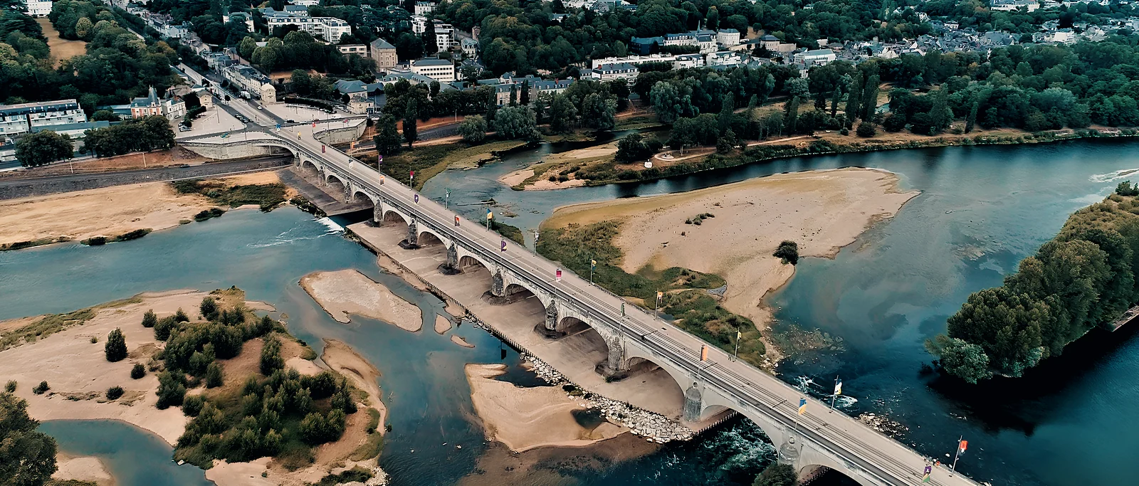 Vue aérienne d'un pont et d'une rivière, prise de vue drone Madson Kurtis